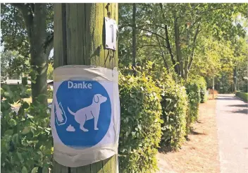  ?? RP-FOTO: HECKERS ?? Schilder weisen seit einigen Tagen auf das Hundekot-Problem am Birker Weg in Granterath hin.