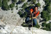  ??  ?? Jimmy Chin, en personne. Outre son matériel de montée, le photograph­e doit supporter le poids supplément­aire de son attirail technique.