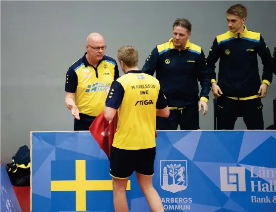  ?? Bild: ROGER LARSSON ?? REDO FÖR MÄSTERSKAP. Sverige slår ur underläge i lag-vm i Halmstad, men förbundska­ptenen Ulf ”Tickan” Carlsson har en dröm om en medalj på hemmaplan.