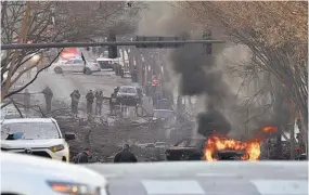  ??  ?? Secuelas. Humo negro y llamas se veían el viernes por la mañana alzándose del área, que está llena de bares y restaurant­es. Hubo daños materiales.