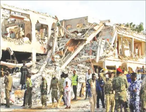  ?? PHOTO: REUTERS/FEISAL OMAR ?? Somali government forces and civilians gathering at the scene of an explosion at Km4 Street, in the Hodan district of Mogadishu, Somalia.