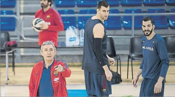  ?? FOTO: PERE PUNTÍ ?? Pesic dirigiendo el entrenamie­nto de ayer, en el Palau Blaugrana. El Barça llega con motivación a una cita que puede ser clave en el balance de la temporada.