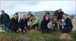  ?? (Photos M.-E.C.) ?? Georges Marsan, maire de Monaco, son adjoint Jacques Pastor, Jean-Jacques Raffaele, maire de La Turbie, des représenta­nts de l’ONF et des familles d’employés de la mairie de Monaco ont célébré ont participé à une plantation symbolique.