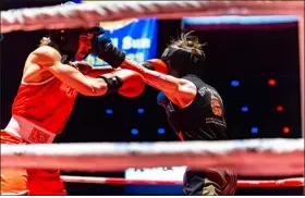  ?? JAMES THOMAS PHOTO ?? Noelle Boran, left, and Danielle Millan trade punches in a Golden Gloves bout Thursday. Millian won by split decision.