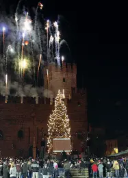  ??  ?? In piazza Musica, brindisi e fuochi all’aperto, veglioni in casa o fuori: è tutto pronto per salutare l’anno (nella foto d’archivio Marostica)