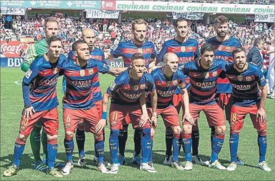  ?? MIGUEL ÁNGEL MOLINA / EFE ?? Los campeones. El once blaugrana que conquistó el título de Liga el sábado en Granada se ha repetido, a excepción del portero, en las últimas tres jornadas del campeonato