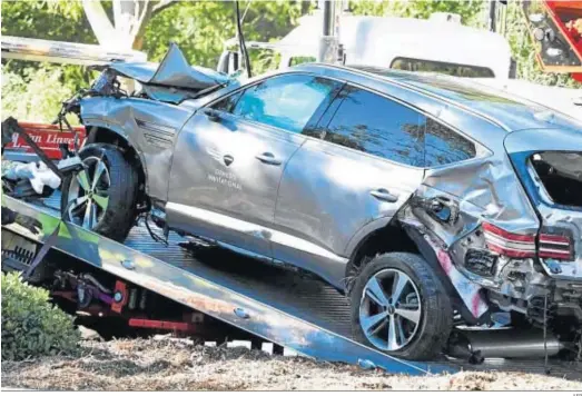  ?? AFP ?? Estado en el que quedó el vehículo que conducía Tiger Woods tras el siniestro.