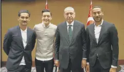  ??  ?? 0 Recep Tayyip Erdogan, second right, with Turkish players Ilkay Gundogan, Mesut Ozil, and Cenk Tosun