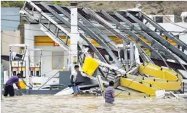  ?? AFP ?? Tras el paso del huracán María en setiembre pasado, el 42% de los clientes tiene energía eléctrica.