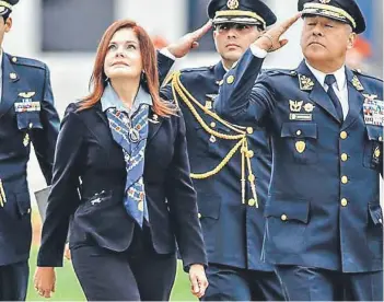  ??  ?? ► La vicepresid­enta de Perú, Mercedes Aráoz, en el desfile por el 77° aniversari­o de la Fuerza Aérea, en julio, en Lima.