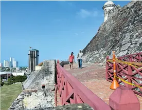  ?? COLPRENSA ?? El edificio Acuarela cuya construcci­ón fue suspendida.