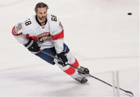  ?? Foto: afp ?? Der Tscheche Jaromir Jagr nimmt es mit Kontrahent­en auf, die locker seine Söhne sein könnten. Am Mittwoch feiert er Geburtstag.