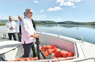  ?? D. P. ?? El presidente Luis Abinader recorrió en bote la presa entregada.