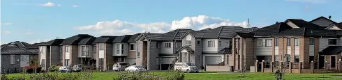  ?? MEECHAM / FAIRFAXNZ PETER ?? Hundreds of new houses are being built in new developmen­ts on the fringes of Auckland, Christchur­ch and other cities. Some, like these, are well-built; others, according to building inspectors, do not meet standards.