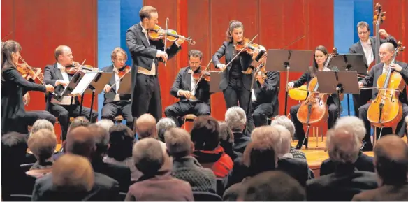  ?? FOTO: CHRISTIAN LEWANG ?? Konzertmei­ster Matthias Honeck und Adela Frasineanu als Solisten im Konzert von Antonio Vivaldi.