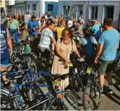  ??  ?? Seit vielen Jahren organisier­t Fahrrad Hausmann in Gundelfing­en einen Fahrradbas­ar zugunsten der Kartei der Not.