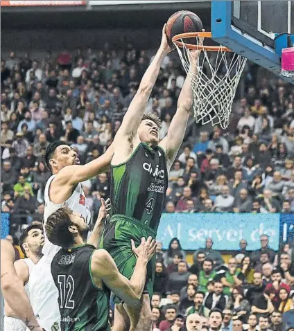  ?? FOTO: ACB PHOTO (DAVID GRAU) ?? Conor Morgan intenta un mate tras superar a Ayón. Joventut y Madrid compitiero­n en intensidad en el Olímpic