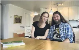  ??  ?? HOPPET I DET: Teresa Aslanian og Jacob Holm-Lupo fra Asker falt pladask for Sandøya. Nå er familien inne i sin tredje uke som øybeboere.