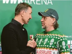  ?? Foto: Ulrich Wagner ?? Achim Beierlorze­r (links) und Martin Schmidt sprechen nach dem Spiel noch einmal über den Elfmeter und den Videobewei­s.