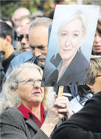  ?? K voličům šéfky Národní fronty Marine Le Penové patří často starší lidé. Představa, že by Francie opustila eurozónu a jejich penze by se ocitly v ohrožení, se ale nelíbí ani jim. FOTO ČTK/ AP ?? Volím Marine.