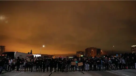  ?? STEPHEN LAM/REUTERS ?? Demonstrat­ors hold a line on Hwy. 880 in Oakland, Calif., during a protest against the police shootings that led to two deaths in Louisiana and Minnesota in July.