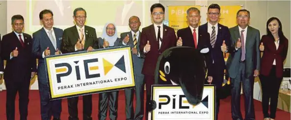  ?? [Foto Rosdan Wahid/bh] ?? Nizar bersama barisan tetamu pada prapelanca­ran PIEX 2019 di Petaling Jaya, semalam.