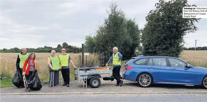  ??  ?? Joining in Volunteers from the Rotary Club of Blairgowri­e on Coupar Angus Road