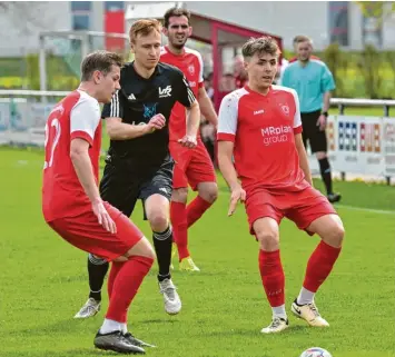  ?? Foto: Ernst Mayer ?? Die Wörnitzste­iner (hier in Rot gegen Jettingen, von links: Michael Knötzinger, Blerand Kurtishaj und Max Göttler) setzen gegen Wertingen auf ihre Hemstärke.