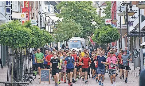  ?? FOTO: BUNERT ?? Run Urban: Nicht nur in Krefeld sind die Läufer unterwegs, auch andernorts, wie hier in Kleve, laufen sie durch die Stadt.