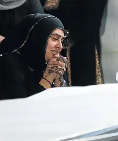  ?? Picture: Jackie Clausen ?? Sakina Essop, the widow of Abbas Essop, grieves at her husband’s side before the burial.