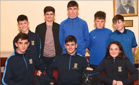  ??  ?? Darren Mulcahy Junior Captain (centre) presenting first Captain’s Prize to Boys winner (left) David Culloty and (right) Girls winner Alicia Burke with (back) prizewinne­rs Patrick Lyons, Jack Knoblauch, Niall McCarthy, Robbie Harnett and Cillian...