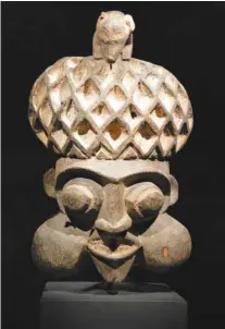  ?? DOMAINE PUBLIC ?? Trois oeuvres africaines de la collection du musée du quai Branly – Jacques Chirac, à Paris. En haut, à gauche : une reine porteuse de coupe, chefferie de Bansoa (Cameroun), XIXe siècle. En bas, à gauche : un masque anthropomo­rphe Okuyi, population Punu (Gabon), début du XXe siècle. À droite : un masque royal, chefferie de Kuk (Cameroun), XIXe siècle.