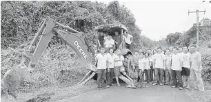  ??  ?? NAIK TARAF: Liu (di atas jentera, tengah) merakam kenangan bersama exco UPP Cawangan Batu Kawa di Kuching, semalam.