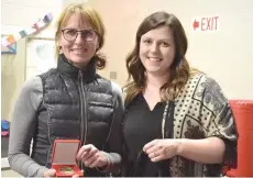  ??  ?? Vivian Gauvin (left) receives a Peace Medal from YMCA’s Kristin Bochek.