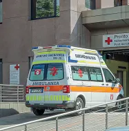  ??  ?? Primo soccorso Un’ambulanza in arrivo al pronto soccorso