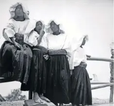  ??  ?? Indígenas mixes. Pueblo indígena mixe. San Pedro y San Pablo Ayutla, Oaxaca. © Juan Rulfo, ca. 1950
