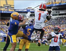  ?? AP PHOTO/BARRY REEGER ?? Syracuse defensive back Ja’Had Carter (1) intercepts a pass intended for Pittsburgh tight end Karter Johnson
(8) during the first half of an NCAA college football game, Saturday, Nov. 5, 2022, in Pittsburgh.