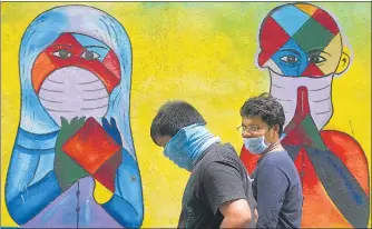  ?? SATISH BATE/HT PHOTO ?? People pass by a graffiti raising awareness about Covid-appropriat­e behaviour, in Navi Mumbai on Thursday.