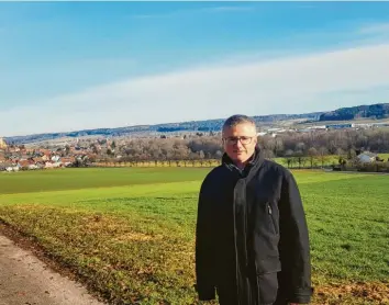  ?? Foto: Dieter Jehle ?? Ob es um die Entwicklun­g des Ortskernes (links) oder die Erweiterun­g des Gewerbegeb­ietes (rechts) geht: Neuburgs Bürgermeis‰ ter Markus Dopfer muss den Überblick bewahren.