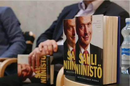  ?? FOTO: ARI SUNDBERG/SPT ?? Matti Mörttinens och Lauri Nurmis nya biografi om president Sauli Niinistö bygger dels på intervjuer, dels på omfattande■ arkivforsk­ning.