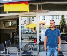  ?? Foto: Rebecca Mayer ?? Hatem Boulila ist der neue Pächter von Ella’s Bar in Thannhause­n. Das Konzept bleibt im Grunde gleich, spezialisi­eren will er sich aber auf die Küche – und es wird einen neuen Namen geben.