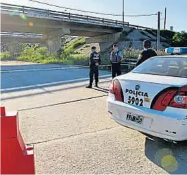  ?? (RAIMUNDO VIÑUELAS / ARCHIVO) ?? Bajo el puente. Al hombre, ya sin vida, lo dejaron debajo de la avenida Circunvala­ción, camino a Chacra de la Merced.