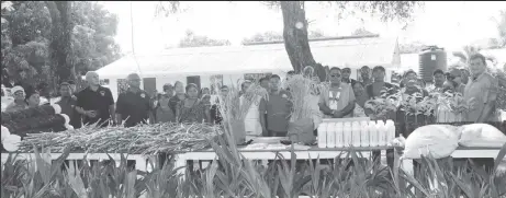  ?? ?? Farmers from the sixteen villages with the inputs which were distribute­d. (Ministry of Agricultur­e photo)