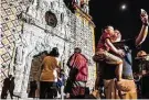  ?? Matthew Busch / Contributo­r ?? A visitor snaps a selfie as a projection shows how Mission San Jose looked in the 1700s, painted in geometric designs.