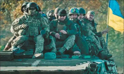  ?? AGENCIA EFE ?? ENVÍO DE TROPAS. Macron estudia el envío de tropas terrestres al campo de batalla de Ucrania.