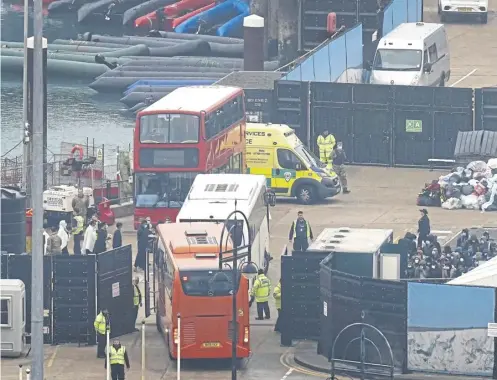  ?? ?? ↑ Coaches arrive at the Border Force compound in Dover, Kent, to collect people thought to be migrants