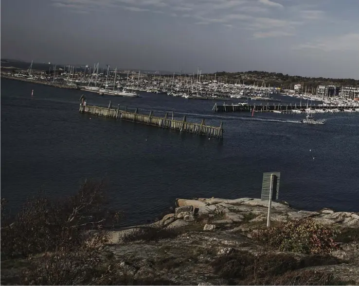  ??  ?? FISKEBÄCK. Här ska den tänkta hamnen ligga. Fiskarna vill att bottnen mellan klipporna närmast och hamnen på andra sidan muddras.