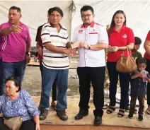  ??  ?? Leon (second right) hands over the aid to Tuai Rumah Sambau.