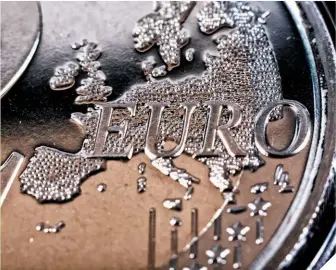  ??  ?? La integració­n europea dio un paso de gigante con la adopción de una moneda común, el euro, creado el 1 de enero de 1999.