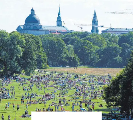  ?? FOTO: SVEN HOPPE/DPA ?? Bei schönem Wetter wie am vergangene­n Wochenende zieht es die Münchner in Scharen in den Englischen Garten.